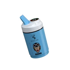 Jednorazowy waporyzator Bang DE 60K o niebieskim cylindrycznym kształcie z górnym ustnikiem i wskazaniem smaku arbuzowego lodu jagodowo-miętowego.