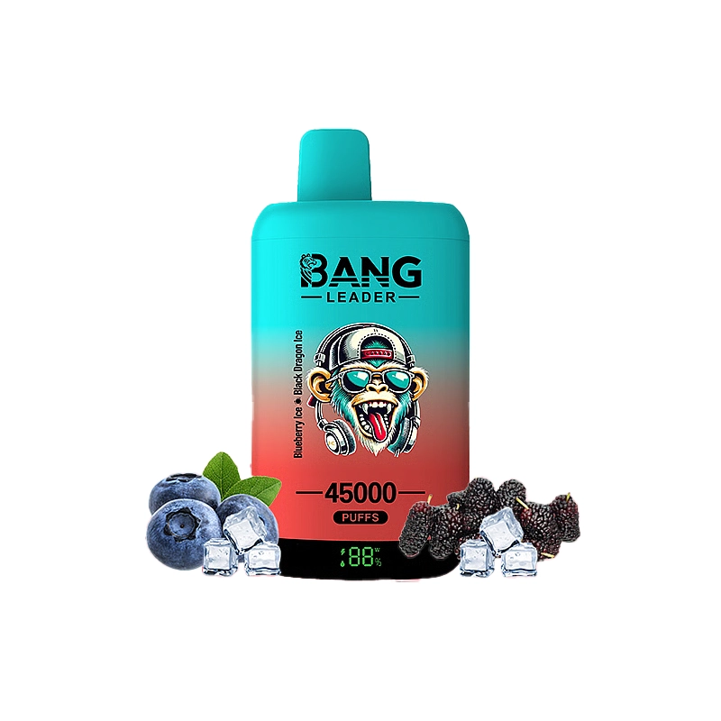 Bang Leader 45K Puffs Engangs Vape Engros 3 Bang Leader engangsdamp i levende blågrøn og rød gradient med 45000 pust, blåbæris og black dragon ice-smag med digitalt display; blåbær, isterninger og mørke bær omkring.