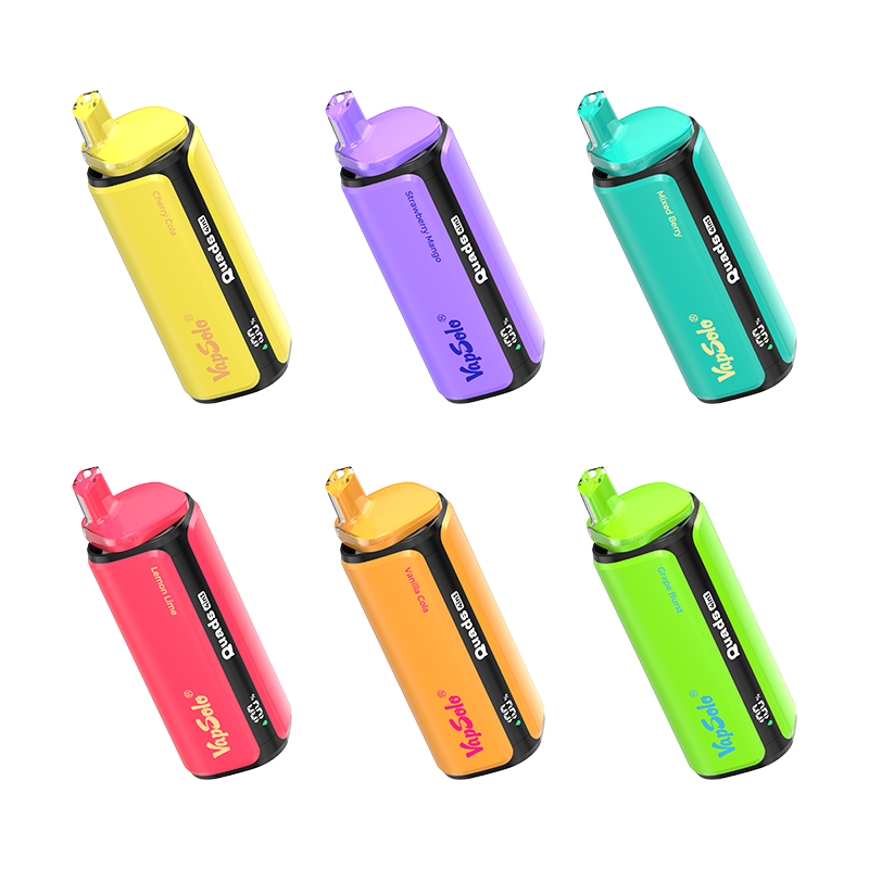 Vapsolo Quads 80000 Puffs 4 w 1 Jednorazowy Vape Hurtownia 1 Sześć jednorazowych urządzeń VapSolo Quads 80000 4 w 1 w jasnych kolorach (żółty, fioletowy, turkusowy, czerwony, pomarańczowy, zielony) ułożonych w dwóch rzędach; każde urządzenie ma nazwę smaku z boku i logo Quads 4 w 1.