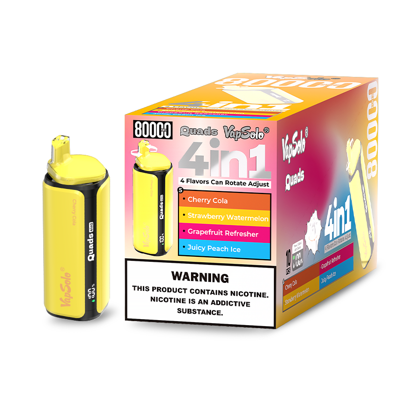 Vapsolo Quads 80000 Puffs 4 w 1 Jednorazowe Vape Hurtownia 11 Żółte jednorazowe urządzenie vape VapSolo Quads 80000 4 w 1 obok kolorowego pudełka detalicznego przedstawiającego opcje smaku z regulacją obrotową: Cherry Cola, Strawberry Watermelon, Grapefruit Refresher, Juicy Peach Ice; opakowanie zawiera wyraźne ostrzeżenie o nikotynie.