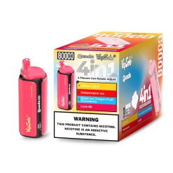 Vapsolo Quads 80000 Puffs 4 w 1 Jednorazowe Vape Hurtownia 19 Różowe jednorazowe urządzenie vape VapSolo Quads 80000 4 w 1 obok kolorowego pudełka detalicznego z listą obrotowych smaków: Lemon Lime, Watermelon Ice, Black Ice Dragon Fruit Strawberry, Love 66; wyraźne ostrzeżenie o nikotynie na opakowaniu.
