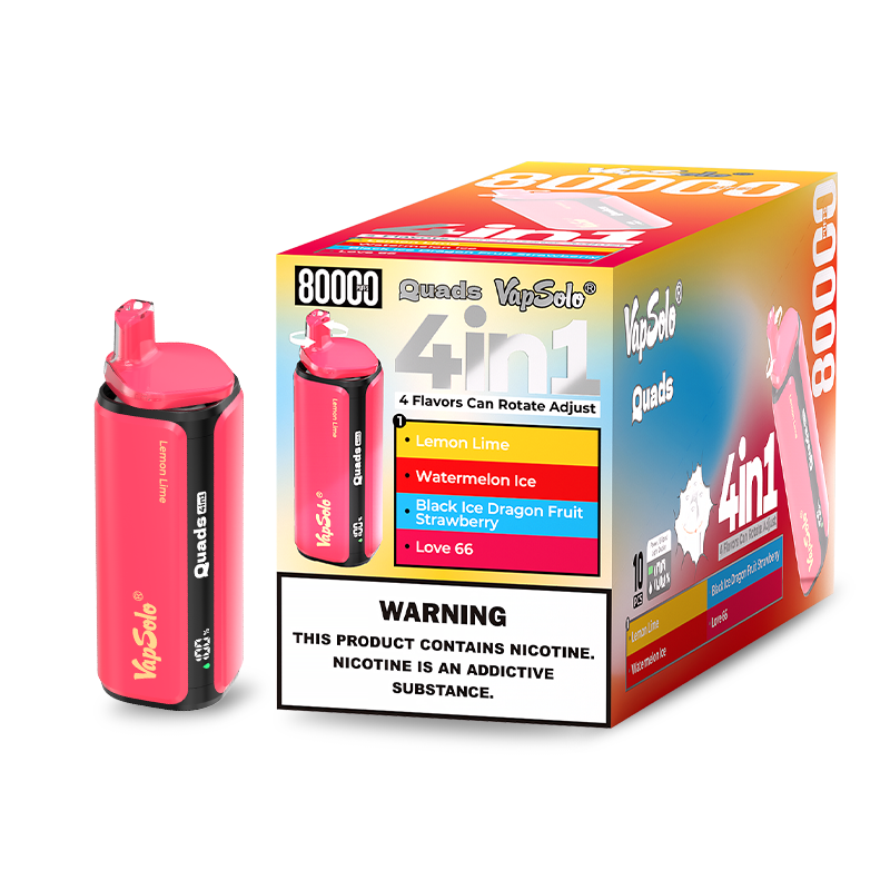 Vapsolo Quads 80000 Puffs 4 w 1 Jednorazowe Vape Hurtownia 8 Różowe jednorazowe urządzenie vape VapSolo Quads 80000 4 w 1 obok kolorowego pudełka detalicznego z listą obrotowych smaków: Lemon Lime, Watermelon Ice, Black Ice Dragon Fruit Strawberry, Love 66; wyraźne ostrzeżenie o nikotynie na opakowaniu.