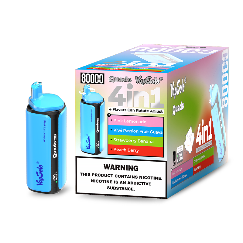 Vapsolo Quads 80000 Puffs 4 w 1 Jednorazowe Vape Hurtownia 5 Jasnoniebieskie jednorazowe urządzenie VapSolo Quads 80000 4 w 1 i kolorowe pudełko detaliczne z obrotowymi opcjami smakowymi: Pink Lemonade, Kiwi Passion Fruit Guava, Strawberry Banana, Peach Berry; widoczne ostrzeżenie o nikotynie.