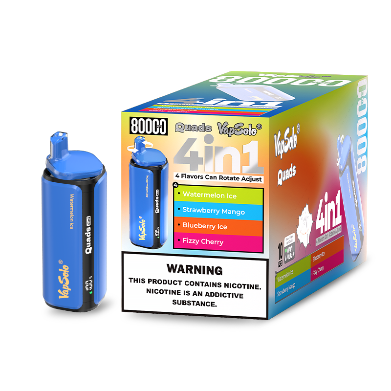 Vapsolo Quads 80000 Puffs 4 w 1 Jednorazowe Vape Hurtownia 2 VapSolo Quads 80000 jednorazowy vape 4 w 1 i pudełko detaliczne przedstawiające opcje smaku z regulacją obrotową: Watermelon Ice, Strawberry Mango, Blueberry Ice, Fizzy Cherry; niebieskie urządzenie i kolorowe opakowanie z ostrzeżeniem o nikotynie.