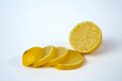 What Are the Most Popular Disposable Vape Flavors in 2026? 11 Sliced lemon pieces arranged neatly on a clean white background, highlighting the vibrant yellow color and juicy texture.
